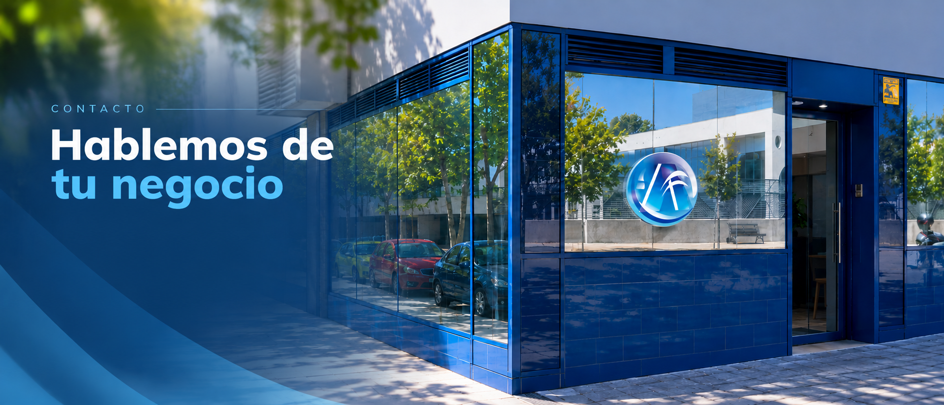 Imagen corporativa de contacto de Audit&fer con fachada acristalada y colores azules